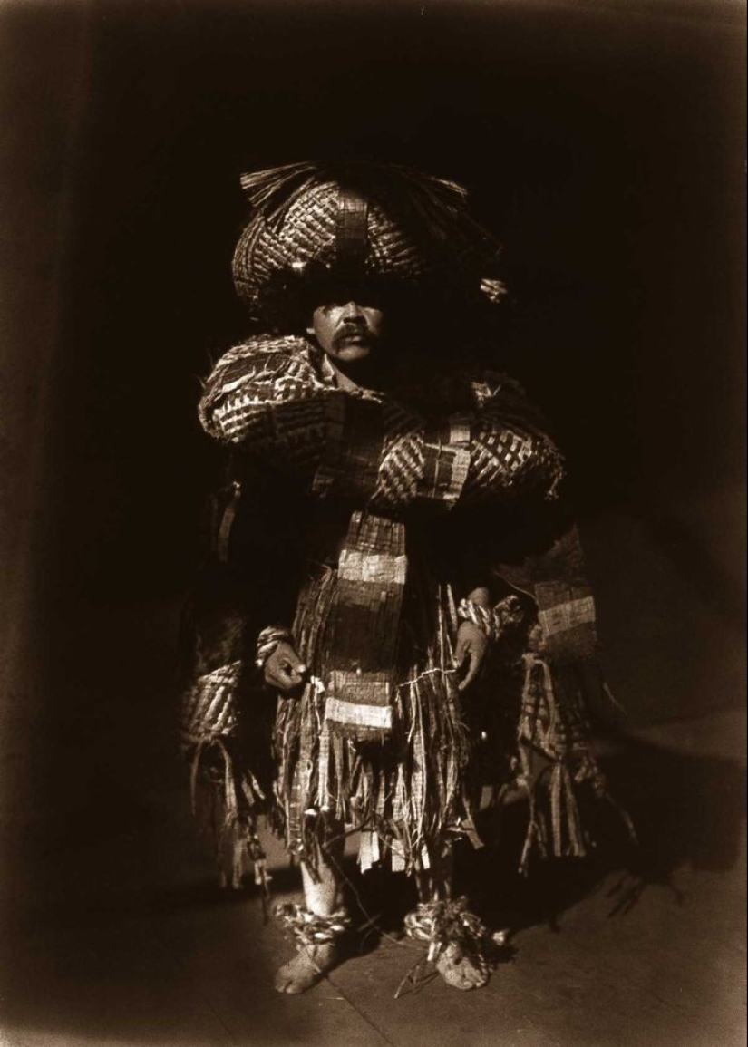 1904-1924: The life of North American Indians in photographs by Edward Curtis