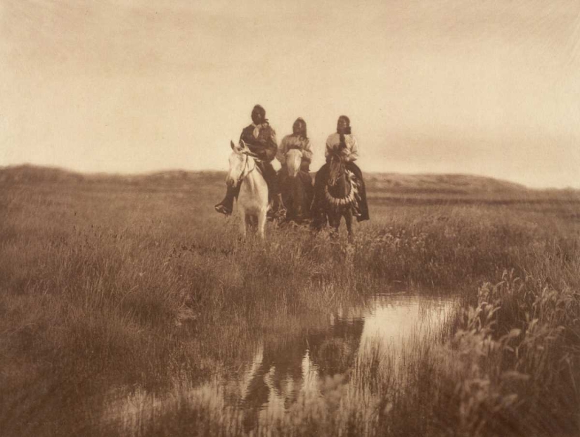 1904-1924: The life of North American Indians in photographs by Edward Curtis