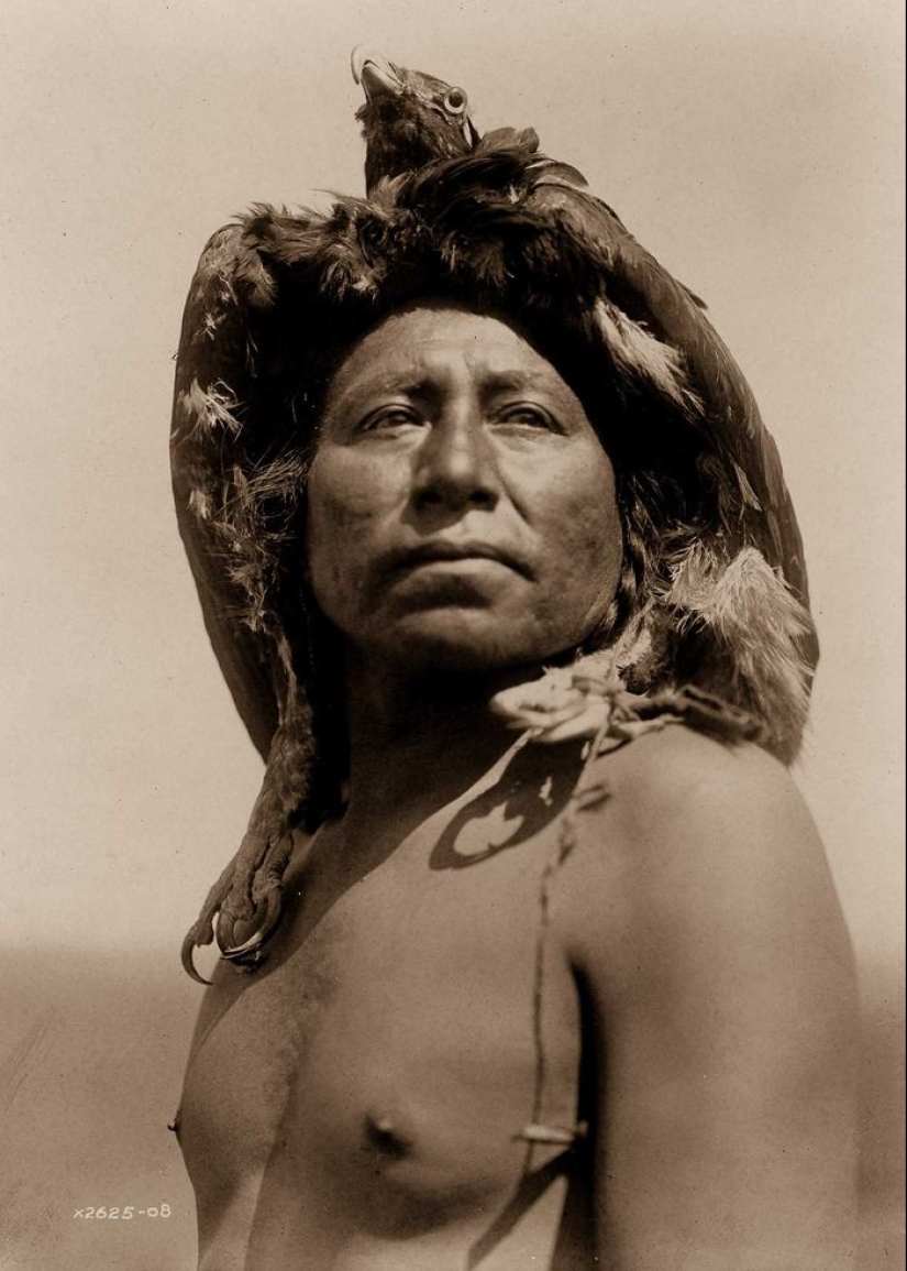 1904-1924: The life of North American Indians in photographs by Edward Curtis