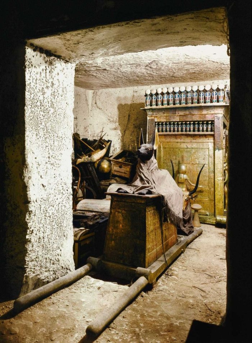 1922 — opening of Tutankhamun 's tomb