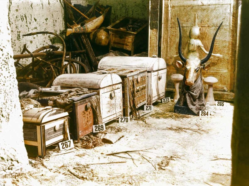 1922 — opening of Tutankhamun 's tomb