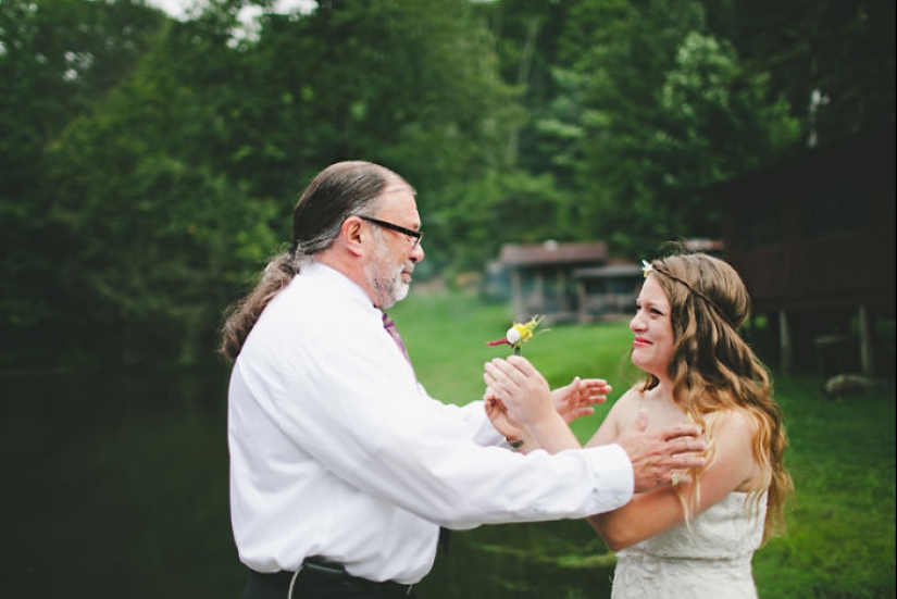 20 emocional fotos, de los padres por primera vez vio a sus hijas en los vestidos de novia