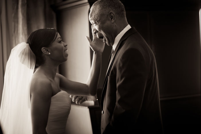 20 emocional fotos, de los padres por primera vez vio a sus hijas en los vestidos de novia