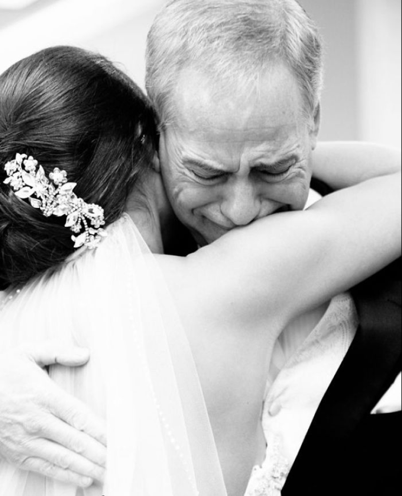 20 emocional fotos, de los padres por primera vez vio a sus hijas en los vestidos de novia