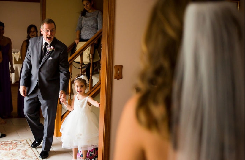 20 emocional fotos, de los padres por primera vez vio a sus hijas en los vestidos de novia