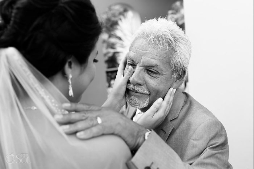 20 emocional fotos, de los padres por primera vez vio a sus hijas en los vestidos de novia