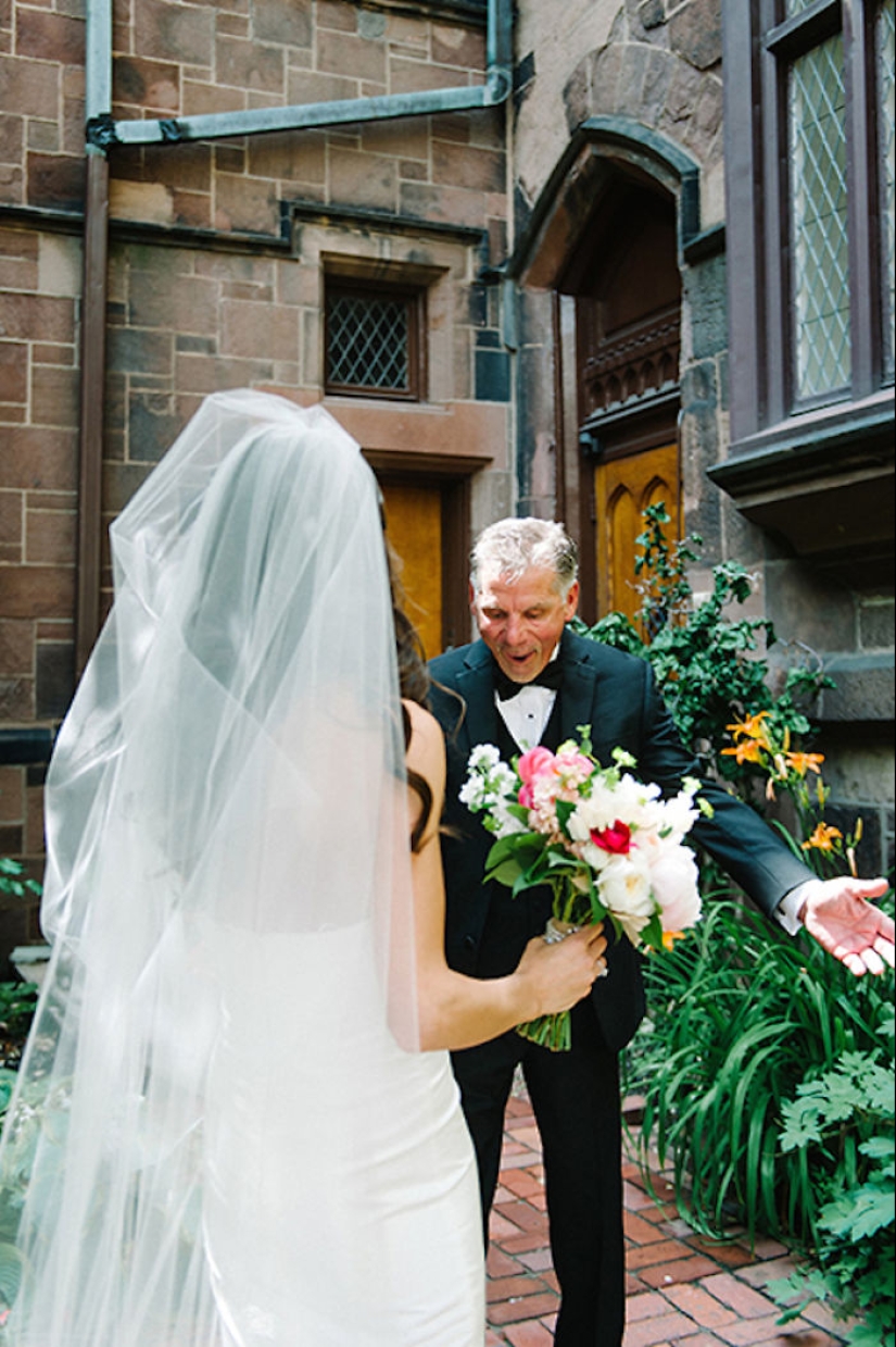 20 emocional fotos, de los padres por primera vez vio a sus hijas en los vestidos de novia