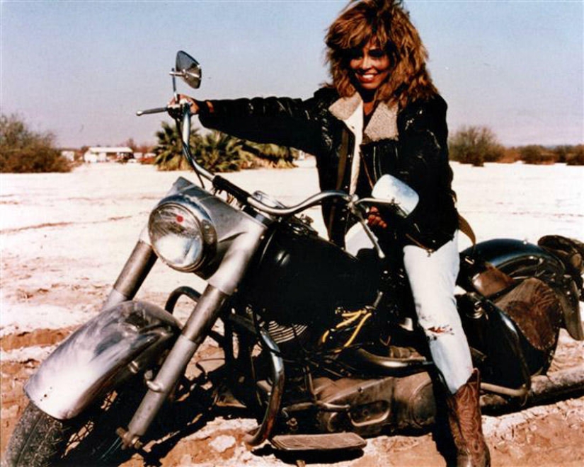 20 fotos de celebridades del siglo XX en motocicletas