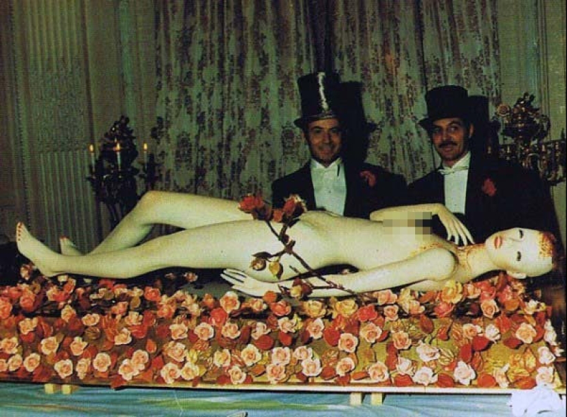 20 fotos de la fiesta masónica secreta en 1972, de la que la piel de gallina