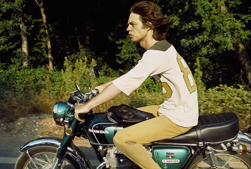 20 photos of celebrities of the twentieth century on motorcycles