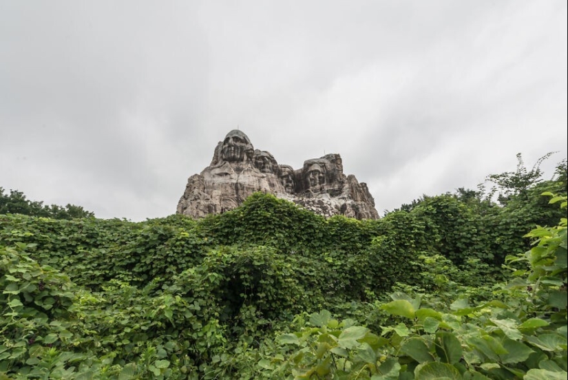 20 photos of incredibly beautiful abandoned places in Japan