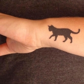 20 tatuajes minimalistas para amantes de los gatos