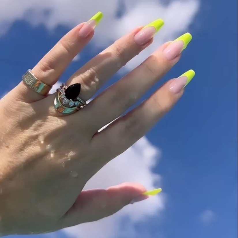 21 ideas de uñas de ataúd coloridas para tu próxima manicura maximalista