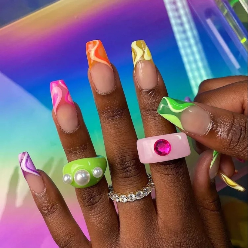 21 ideas de uñas de ataúd coloridas para tu próxima manicura maximalista