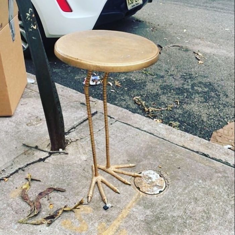 22 examples of how some people throw away and others find treasures right in the middle of the street