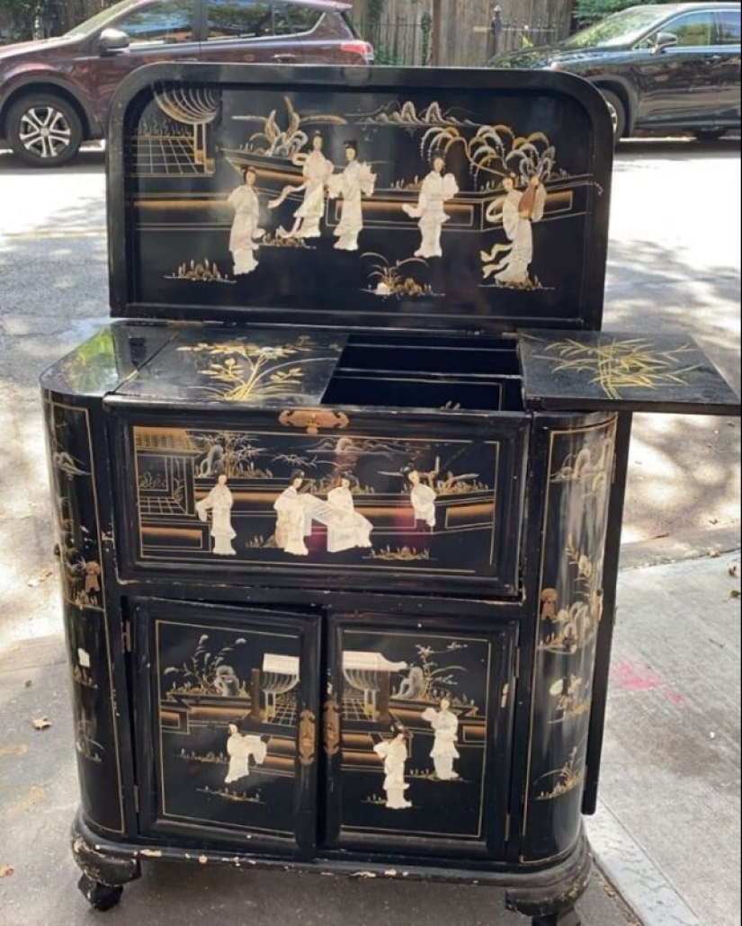 22 examples of how some people throw away and others find treasures right in the middle of the street