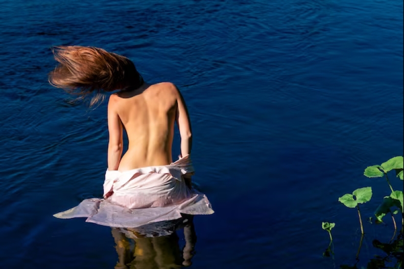 22 fotos de bellezas atrevidas tomando sol en topless en la playa