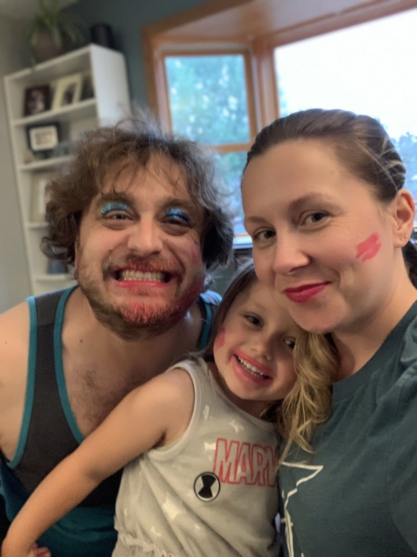 22 funny photos of handsome fathers who have makeup artist daughters growing up