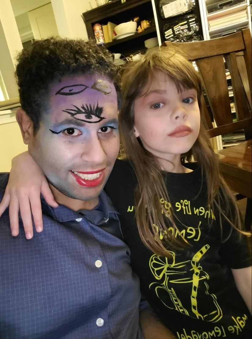 22 funny photos of handsome fathers who have makeup artist daughters growing up