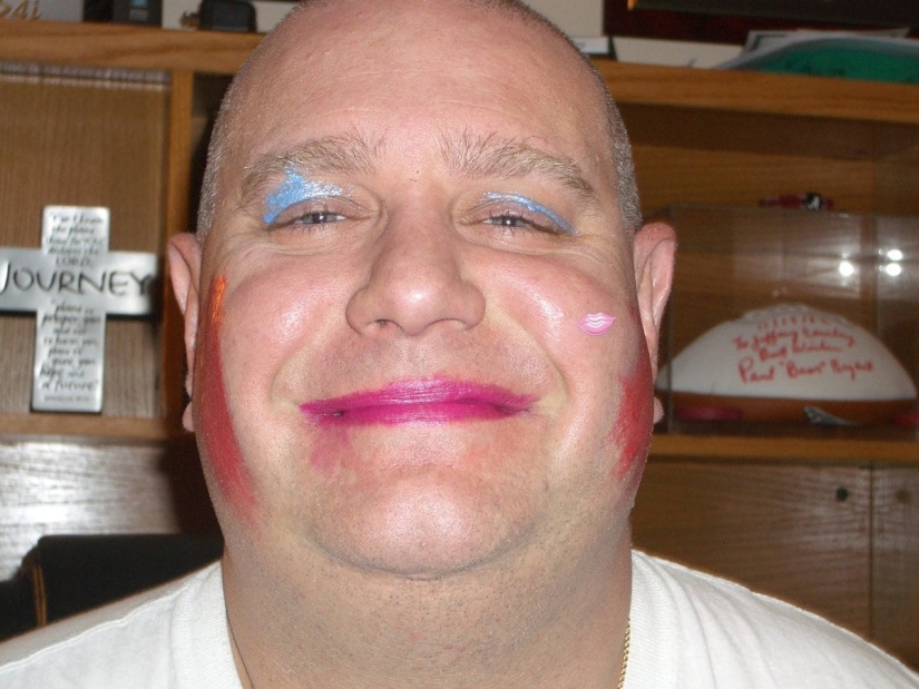 22 funny photos of handsome fathers who have makeup artist daughters growing up