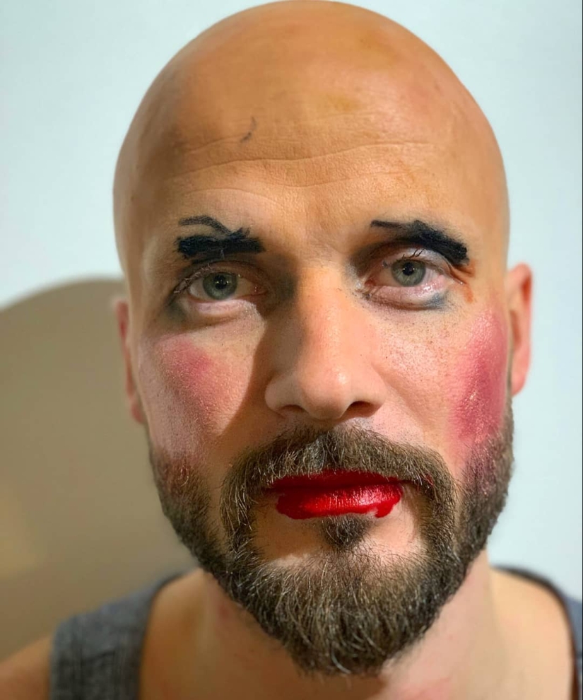 22 funny photos of handsome fathers who have makeup artist daughters growing up