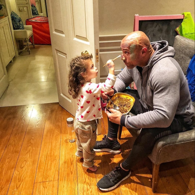 22 funny photos of handsome fathers who have makeup artist daughters growing up