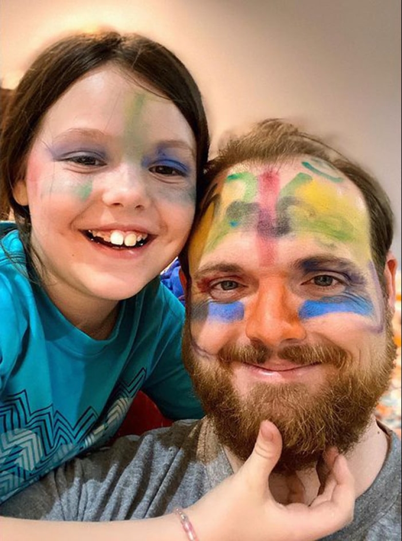 22 funny photos of handsome fathers who have makeup artist daughters growing up