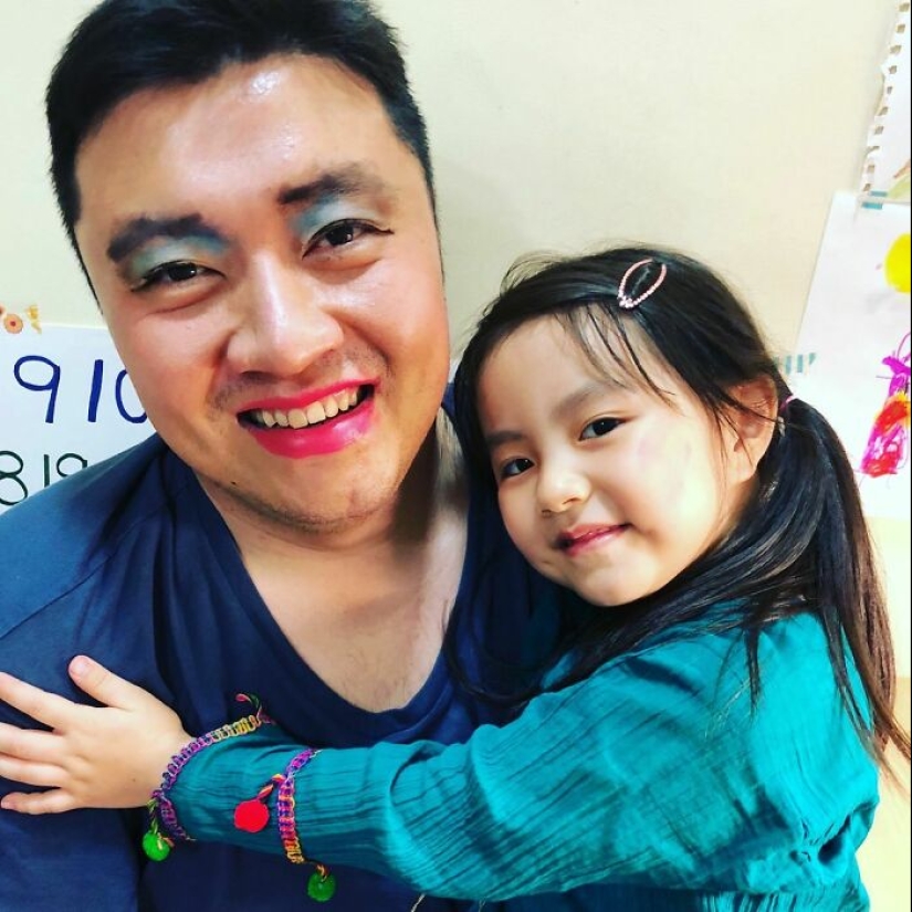 22 funny photos of handsome fathers who have makeup artist daughters growing up