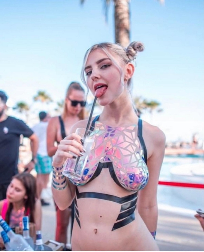 22 hot photos of girls at music festivals