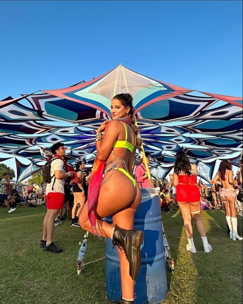 22 hot photos of girls at music festivals