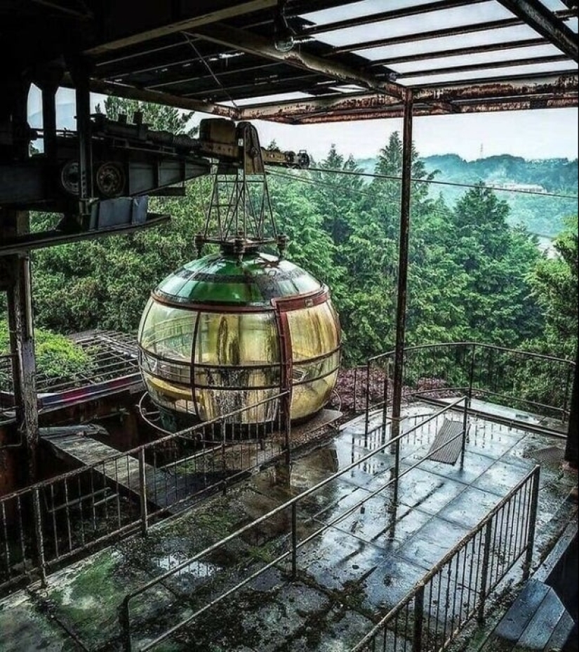 22 mesmerizing photos of abandoned places and buildings