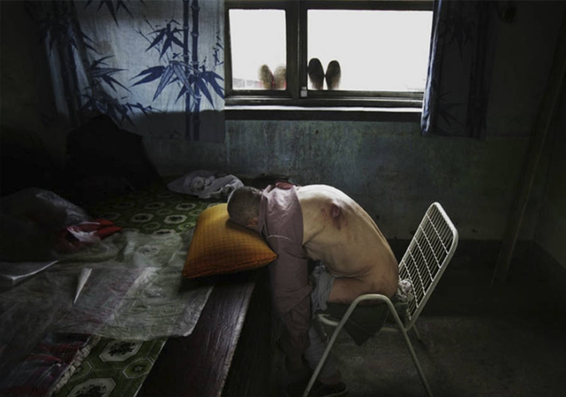 22 photographs of Chinese photographer Li Guang, who disappeared because of his beliefs