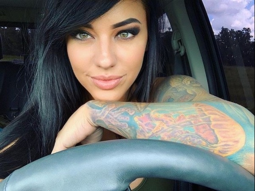 22 photos of girls with whom it is not scary to be in the passenger seat