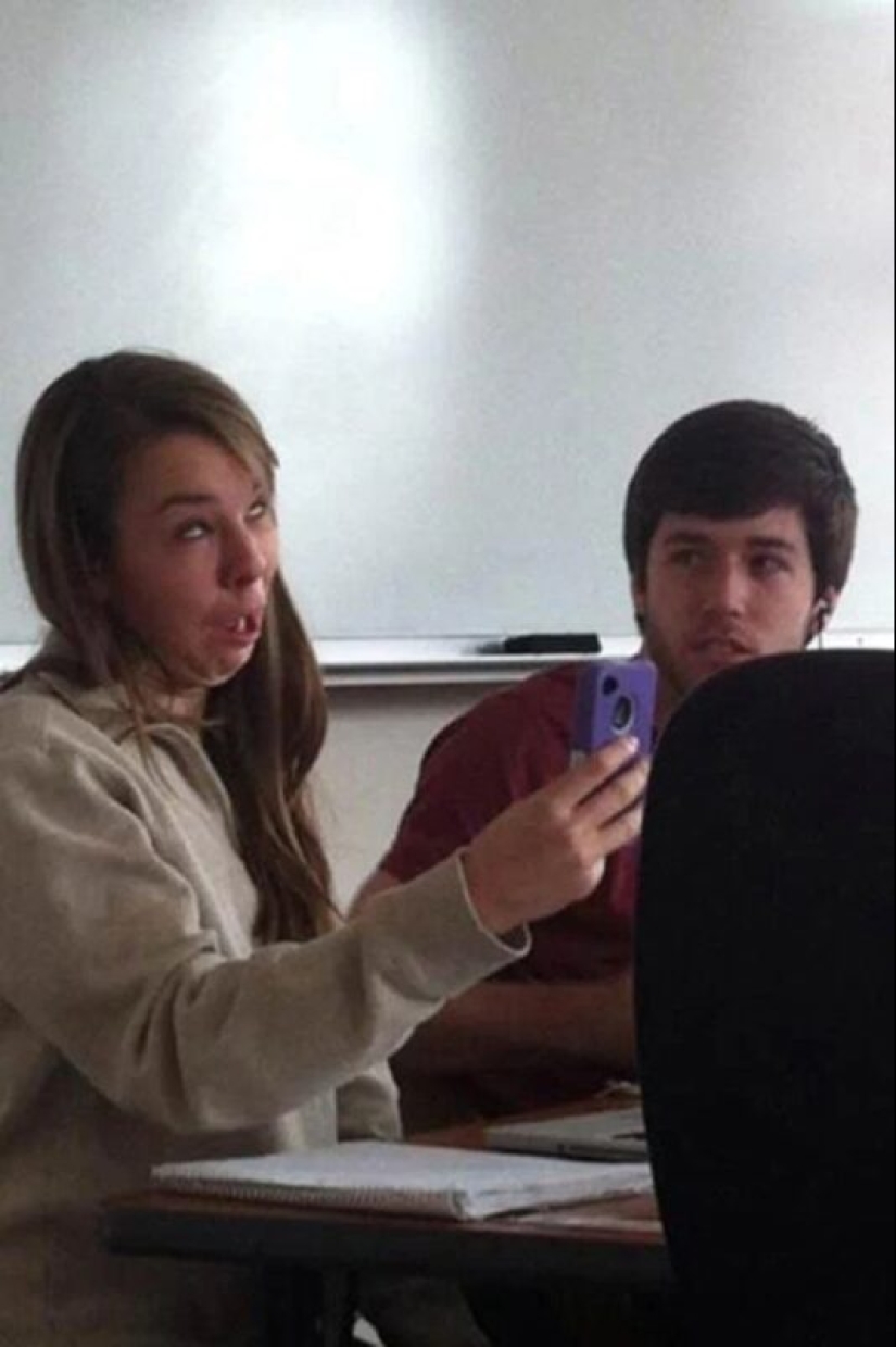 22 photos of people caught taking idiotic selfies