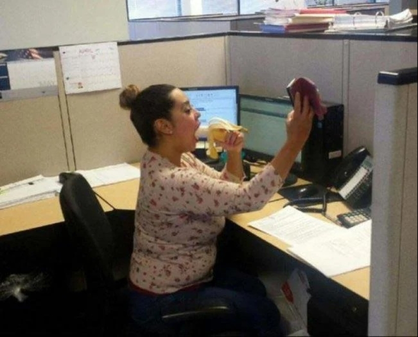 22 photos of people caught taking idiotic selfies