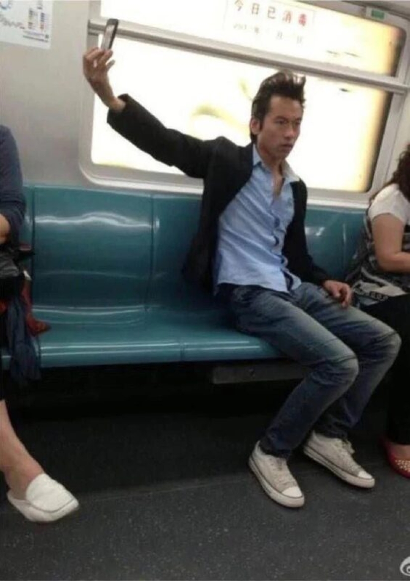 22 photos of people caught taking idiotic selfies