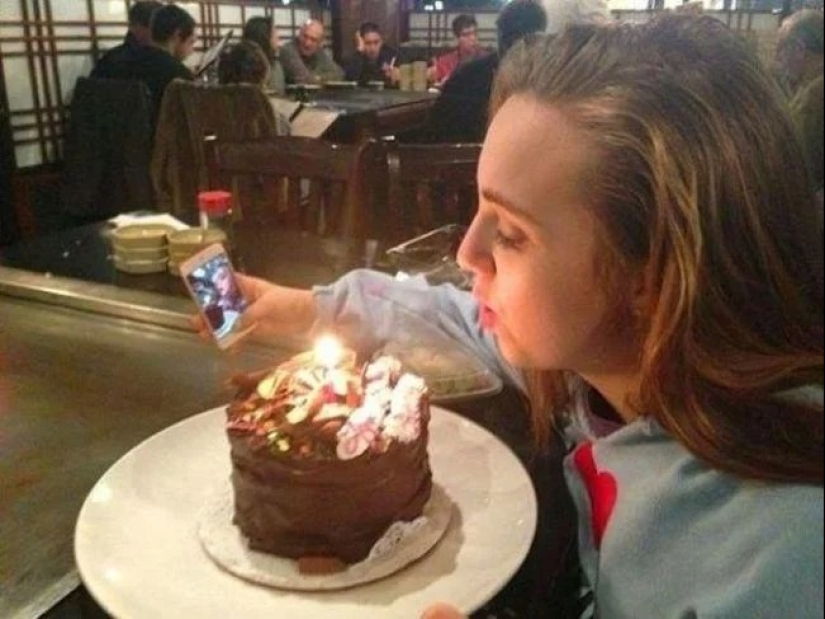 22 photos of people caught taking idiotic selfies