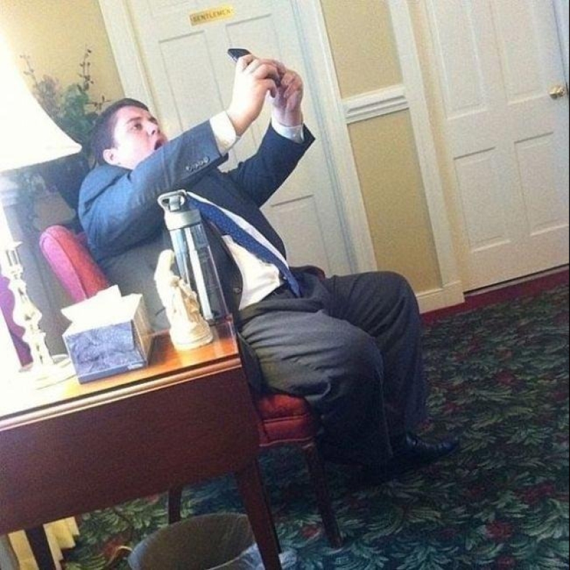 22 photos of people caught taking idiotic selfies