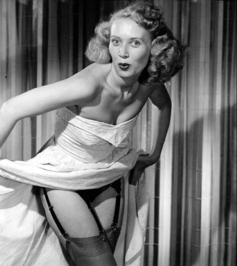 22 racy photos depicting naughty ladies of the 1950s