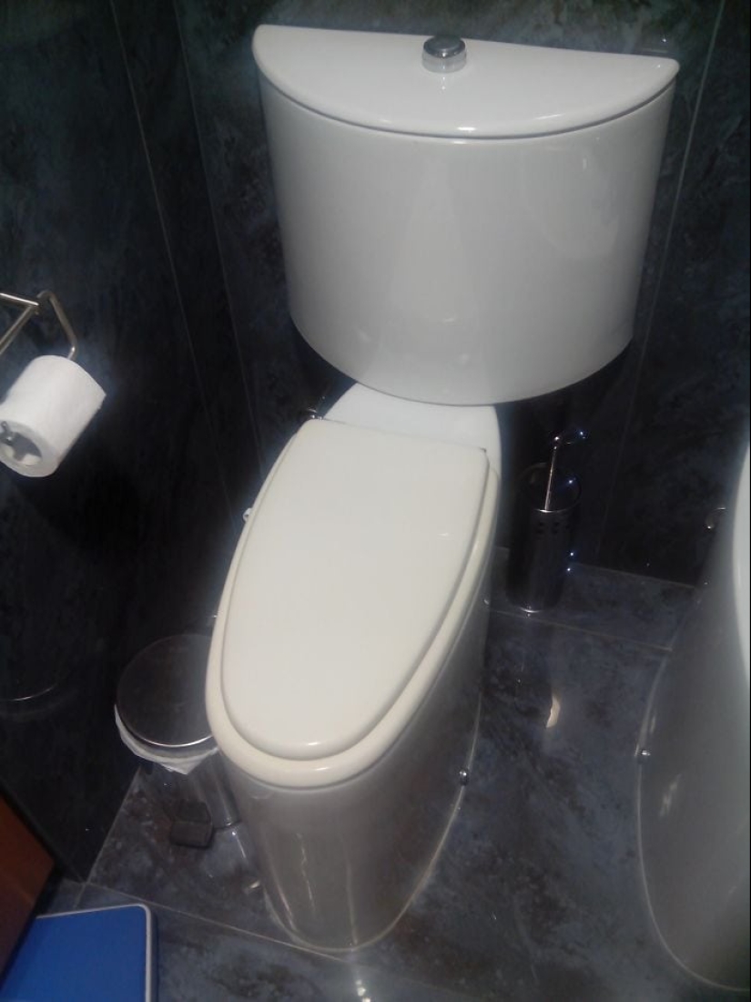 22 toilets where something strange happens