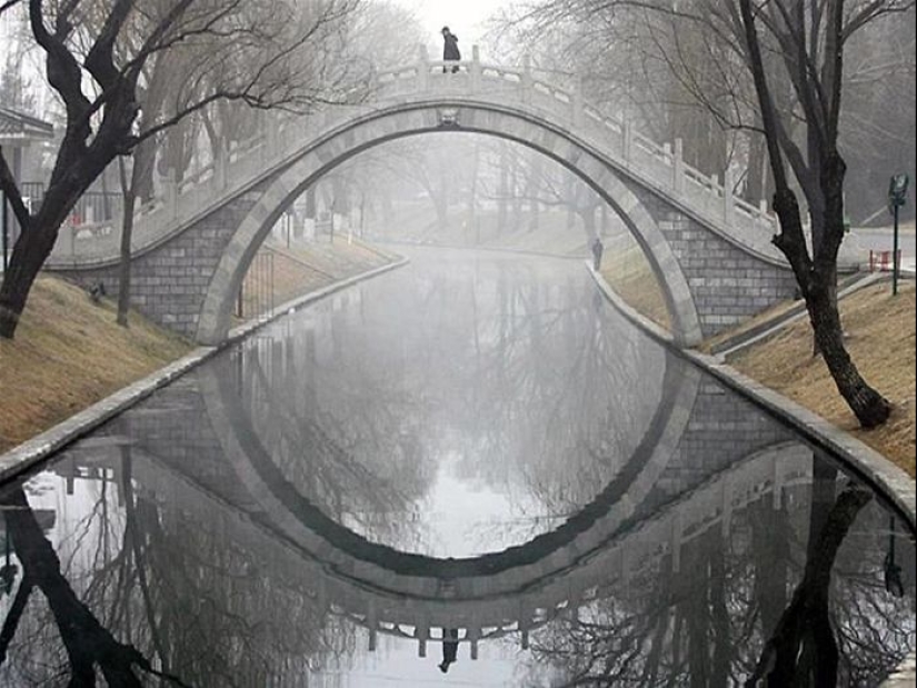 25 photos in which it is not clear where the reflection is, and where the reality is