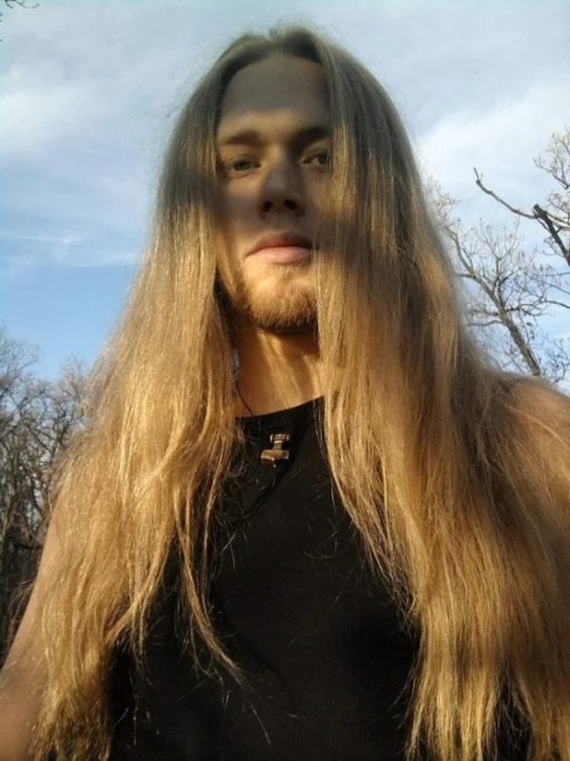 25 photos of men with long hair