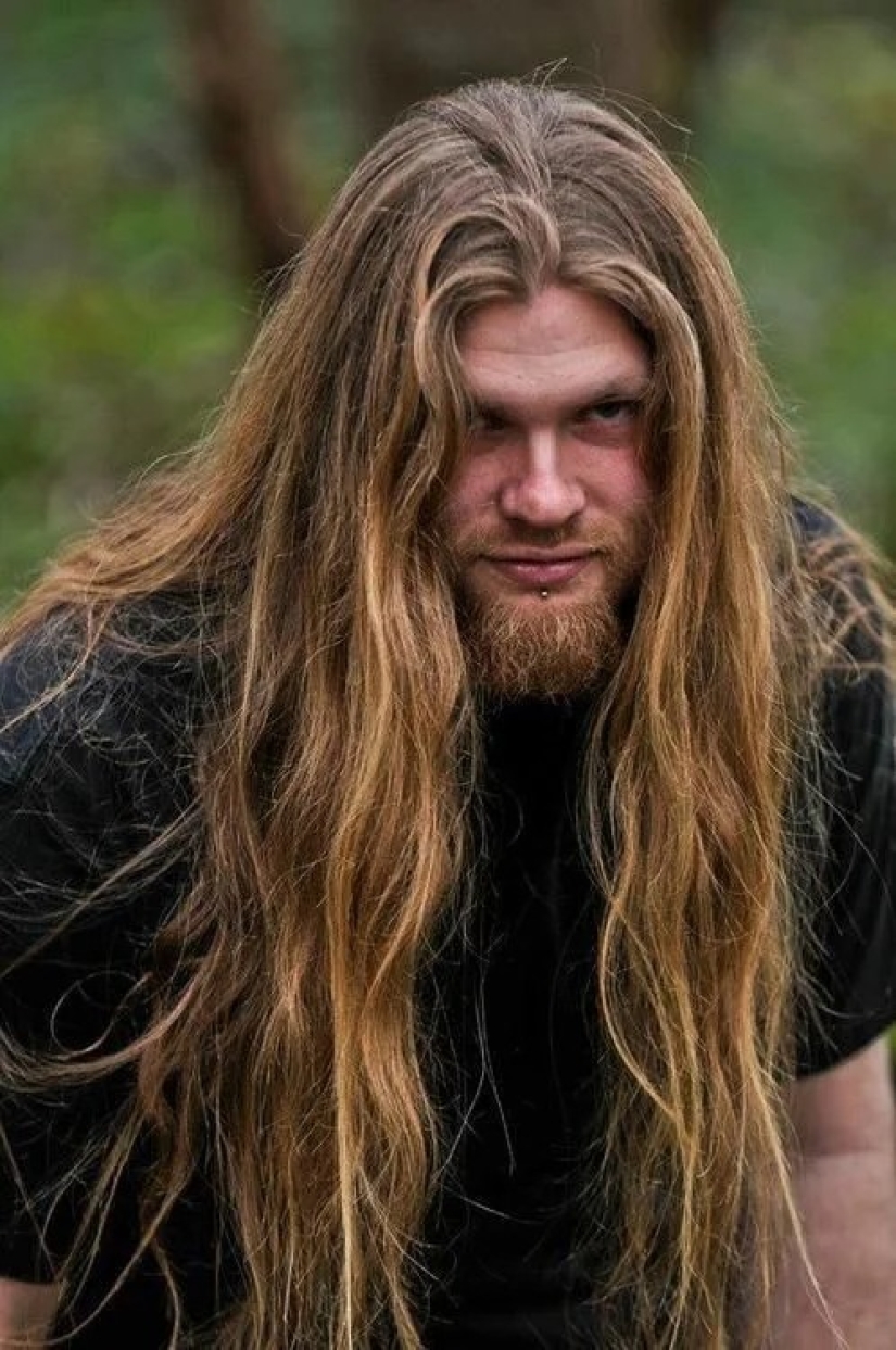 25 photos of men with long hair