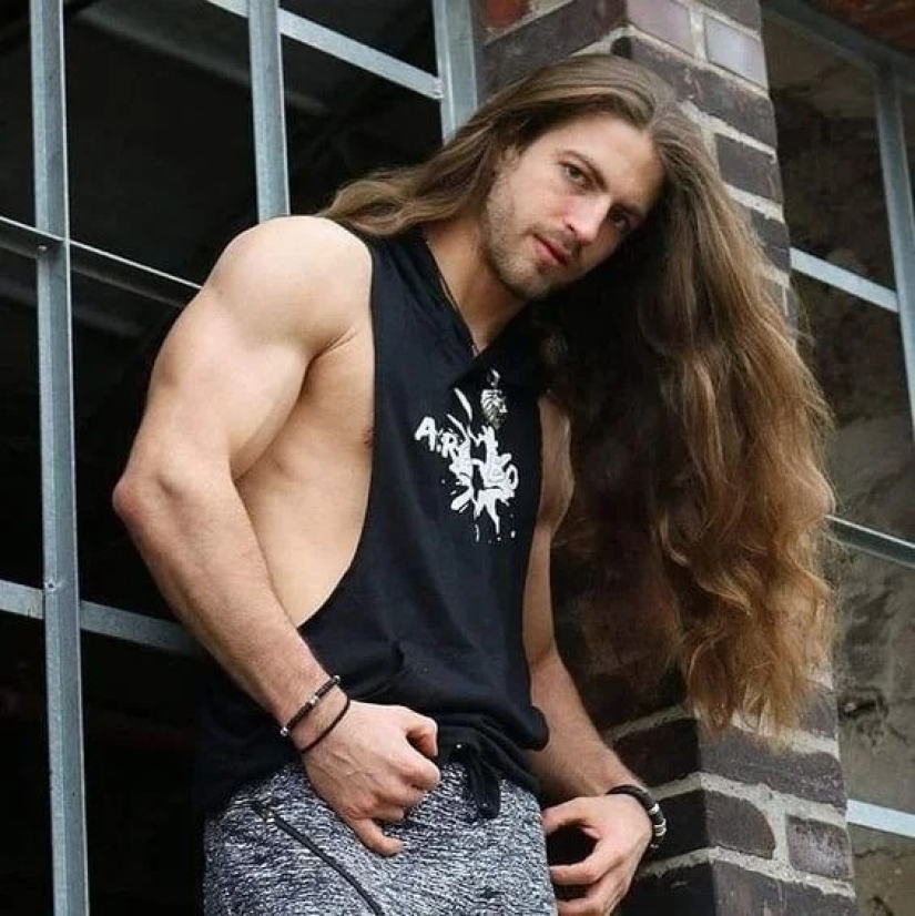 25 photos of men with long hair