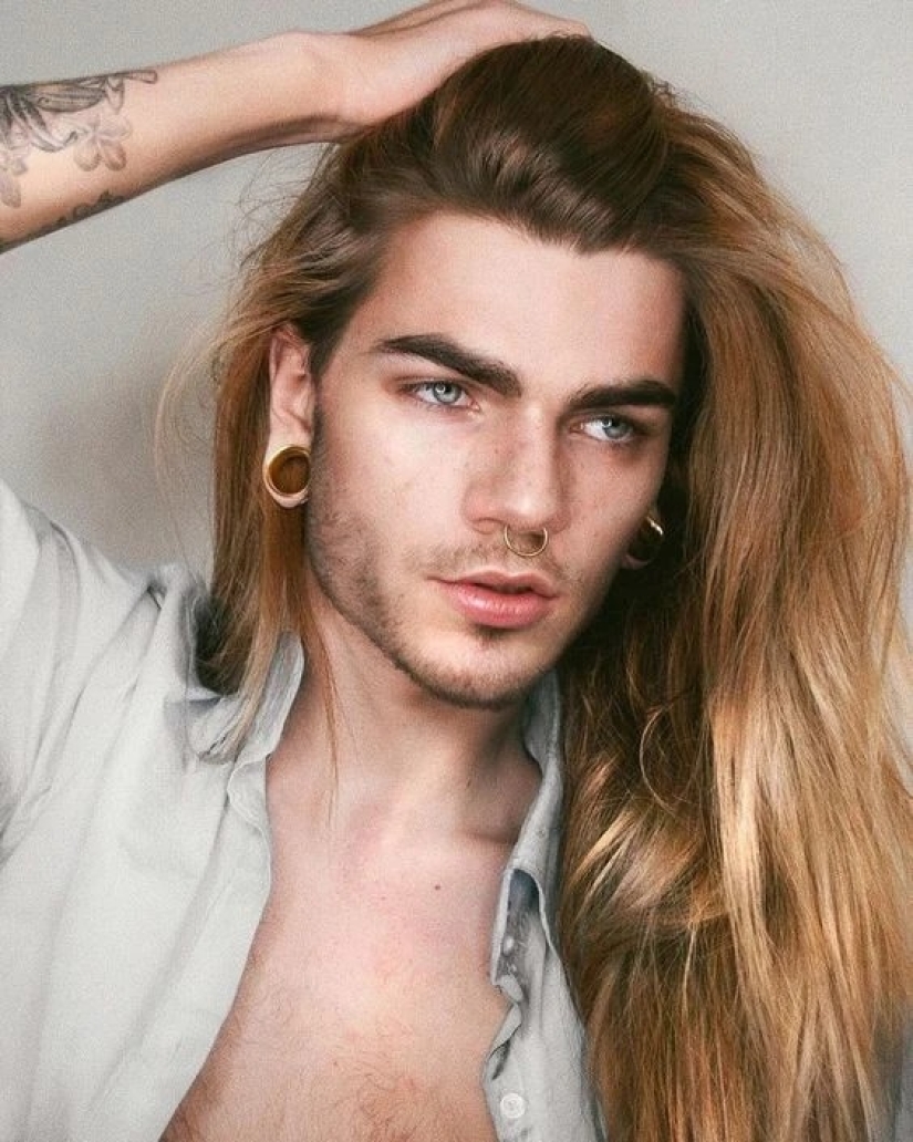 25 photos of men with long hair