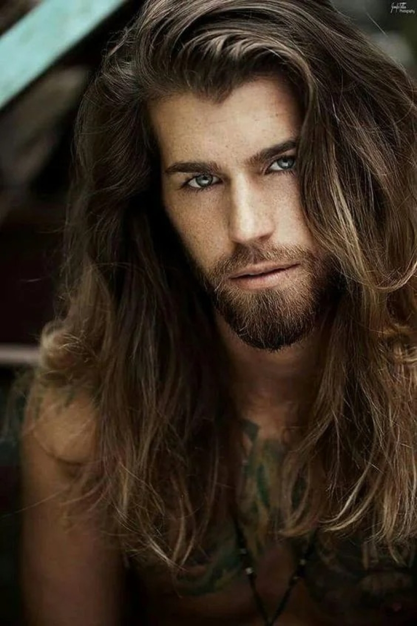 25 photos of men with long hair