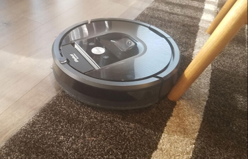 25 proofs that robot vacuum cleaners are still pranksters