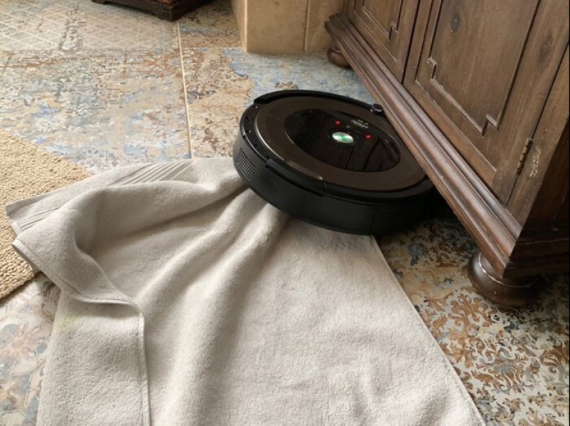 25 proofs that robot vacuum cleaners are still pranksters