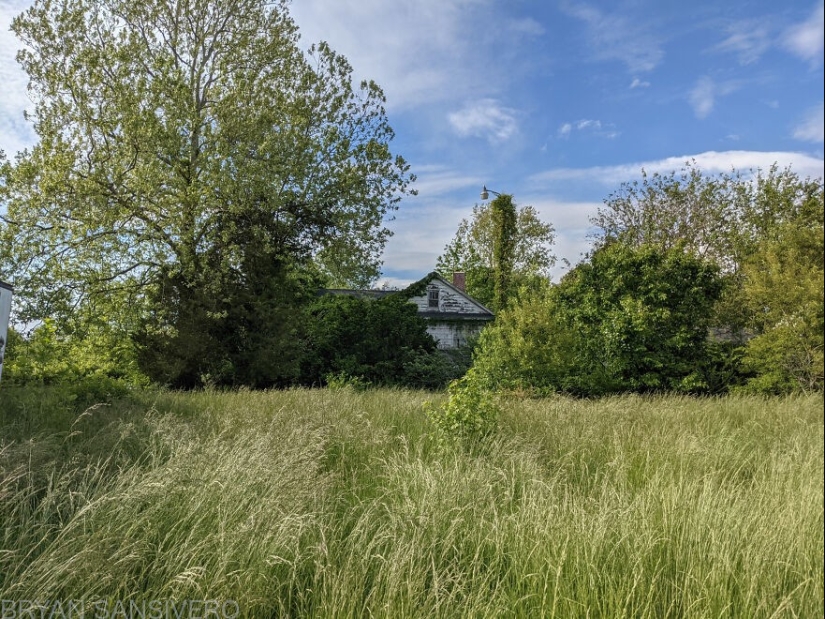 27 creepy photos of an abandoned farmstead