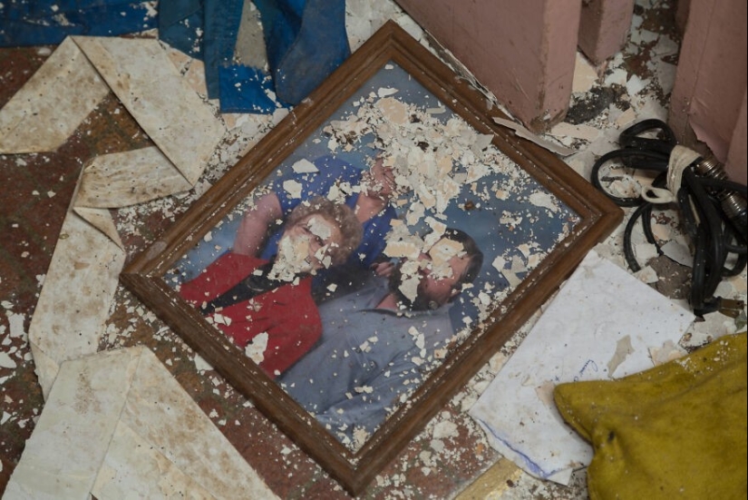 27 creepy photos of an abandoned farmstead